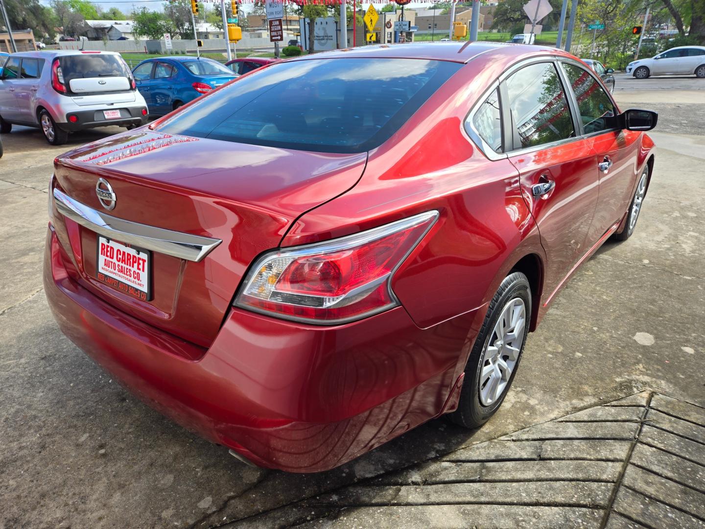 2015 Red Nissan Altima 2.5 S (1N4AL3AP9FC) with an 2.5L L4 DOHC 16V engine, Continuously Variable Transmission transmission, located at 503 West Court, Seguin, TX, 78155, (830) 379-3373, 29.568621, -97.969803 - Photo#2